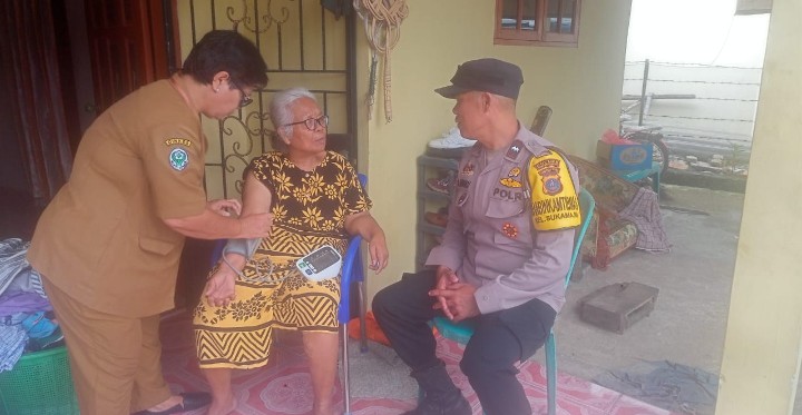 Bhabinkamtibmas Polsek Siantar Marihat Bersama Dinkes Monitoring Pemantauan Lansia.