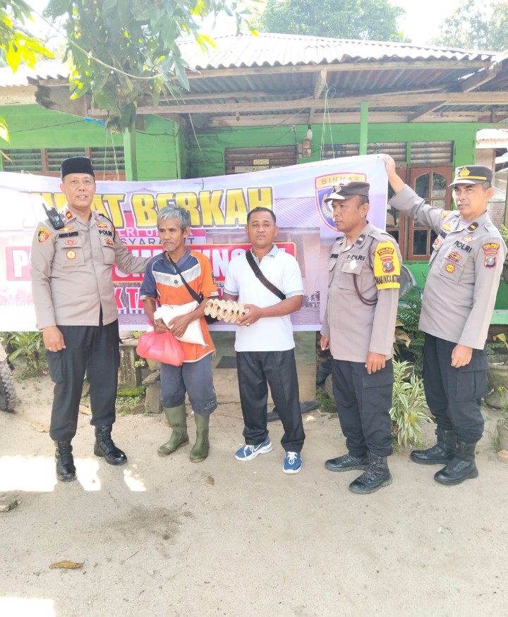 Jumat Berkah, Kapolsek Tanah Jawa Salurkan Bantuan Sembako, Wujudkan Polri Dekat Dengan Rakyat.