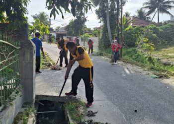 Bersih Itu Sehat, Kapolseķ Sianțar Marihat Bersama Bhabinkamtibmas Gotong Royong.