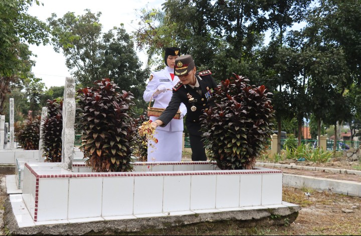 Kapolres Pematangsiantar Ikuti Upacara Peringatan Hari Pahlawan Tahun 2025.