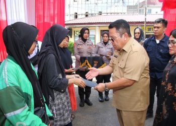 Wali Kota Pematangsiantar Wesly Silalahi, SH, MKn Bersama Kapolres Pematangsiantar AKBP Sah Udur Togi Marito Sitinjak, SH, SIK MH, Serahkan Tali Asih di Acara Safari Kebangsaan Kepolisian Daerah Sumut.