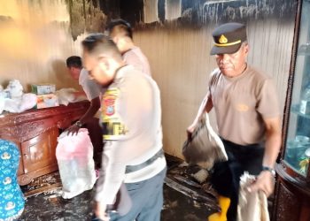 Personel Polsek Bangun Gotong Royong Bersihkan Rumah Korban Kebakaran.