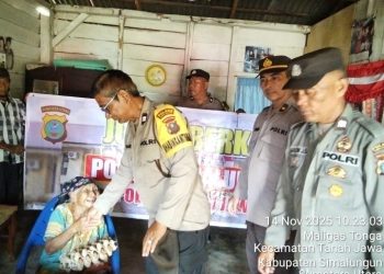 Polsek Tanah Jawa Gelar Jumat Berkah, Salurkan Sembako Kepada Warga Kurang Mampu Untuk Pererat Silaturahmi Dengan Masyarakat.