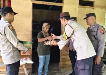 Polsek Serbelawan Gelar Jumat Curhat & Jumat Berkah, Sambangi Warga Sekaligus Bagikan Sembako di Kelurahan Aman Sari.
