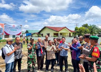 Wali Kota Pematangsiantar Wesly Silalahi, SH, MKn Diwakili Sekda Junaedi Antonius Sitanggang, SSTP, MSi Bersama Deputi Bidang Kelembagaan dan Digitalisasi Kementerian Koperasi (Kemenkop) Henra Saragih, SH, MH, MKn Melakukan Peletakan Batu Pertama Pembangunan Gedung Koperasi Kelurahan Merah Putih & Jembatan di Kelurahan Marihat Jaya.