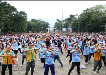 Wali Kota Pematangsiantar Wesly Silalahi, SH, MKn Diwakili Sekda Junaedi Antonius Sitanggang, SSTP, MSi Ikuti Jalan Sehat Bersama Lions Club Pematangsiantar Merdeka.