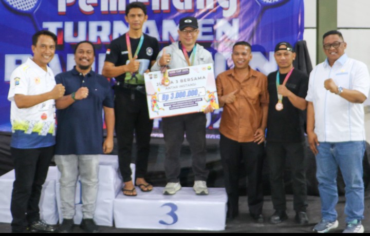 Wali Kota Pematangsiantar Wesly Silalahi, SH, MKn Diwakili Sekda Junaedi Antonius Sitanggang Hadiri Penutupan Turnamen Badminton KONI Cup Tahun 2025 Memperebutkan Piala Kapolres Pematangsiantar.