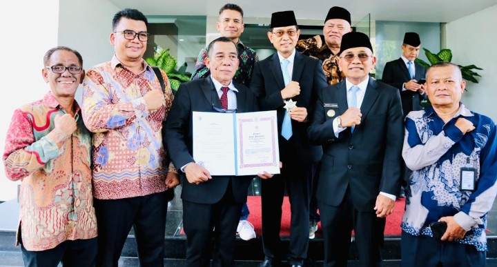 Bupati Simalungun Anton Achmad Saragih Dengan Tokoh - Tokoh Simalungun Foto Bersama Seusai Menerima Piagam Penghargaan Pahlawan Nasional Dari Presiden RI Prabowo Subianto.