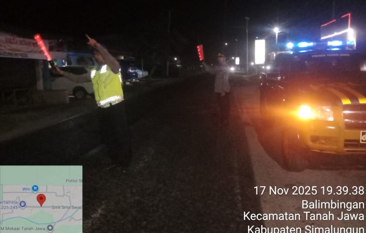 Polsek Tanah Jawa Gelar Blue Light Patrol di Tengah Gerimis, Sisir Lokasi Rawan Judi & Balap Liar.