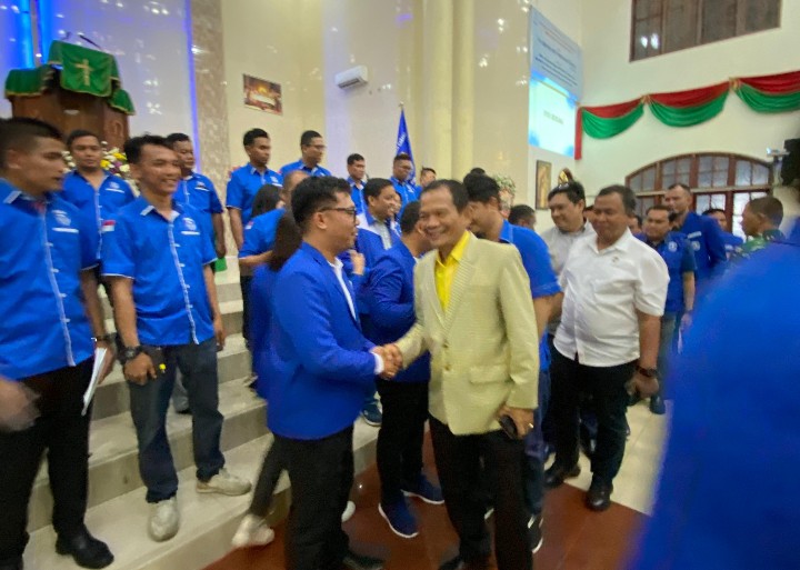 Wakil Ketua DPRD Kota Pematangsiantar Ir. Daud Simanjuntak, MM Menyalami Ucapan Selamat Kepada Para Pengurus DPC GAMKI Kota Pematangsiantar.