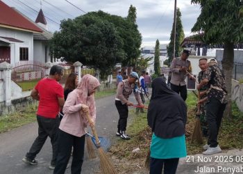 Personil Polsek Siantar Barat Ikuti Gotong Royong di Jalan Penyabungan.