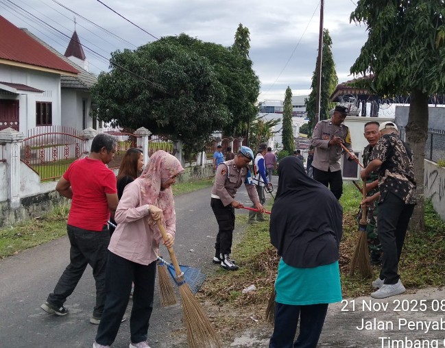 Personil Polsek Siantar Barat Ikuti Gotong Royong di Jalan Penyabungan.
