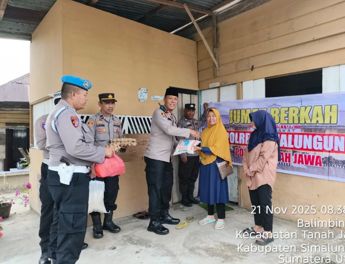 Haru !!!! Kapolsek Tanah Jawa & Anak Buah Bagi - Bagi Sembako Lengkap di Jumat Berkah.
