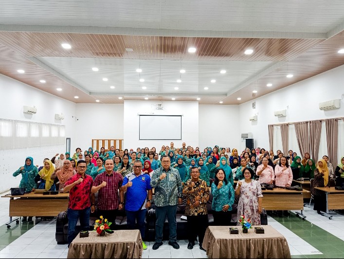 Wali Kota Pematangsiantar Wesly Silalahi, SH, MKn Diwakili Asisten Admistrasi Umum Dedy Tunasto Setiawan, SH, MH Buka Kegiatan Pembinaan & Pelatihan Kader Usaha Peningkatan Pendapatan Keluarga (UP2K) Kelurahan Se - Kota Pematangsiantar Tahun 2025.