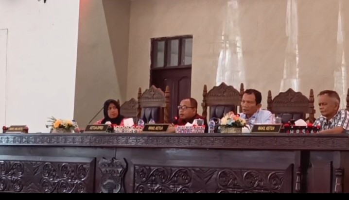 Wakil Ketua DPRD Pematangsiantar Ir. Daud Simanjuntak, MM Langsung Menanggapi Keluhan Masyarakat di dalam rapat Paripurna.