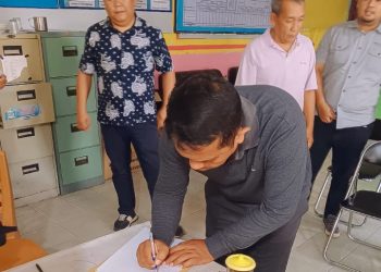 Kepala Dinsos P3A Kota Pematangsiantar Agustina Bulan Lasma Sihombing, SSos, MSi & Kasi Pelum Kecamatan Siantar Timur Umri Silitonga Bersama Warga Yang Belum Mendapatkan BLT Kesra Gelar Mediasi.
