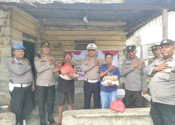 Minggu Penuh Kasih, Kapolsek Tanah Jawa Bagikan Sembako ke Warga Kurang Mampu.