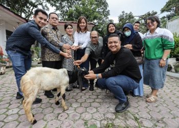 Wali Kota Pematangsiantar Wesly Silalahi, SH, MKn Serahkan Bantuan Berupa Kambing Kepada Pemenang Lomba Dalam Rangka Hari Kesatuan Gerak (HKG) PKK Tingkat Provinsi Sumut Tahun 2025.