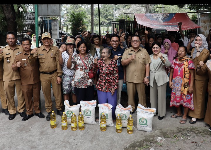 Wali Kota Pematangsiantar Wesly Silalahi, SH, MKn Meninjau Penyerahan Bantuan Pangan Kepada Masyarakat Penerima Bantuan Pangan (PBP).