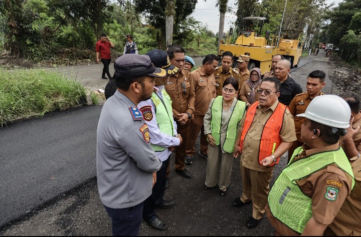 Wali Kota Pematangsiantar Wesly Silalahi, SH, MKn Tinjau Langsung Pengerjaan Rehabilitasi Jalan AMD Kelurahan Tanjung Pinggir Kecamatan Siantar Martoba.