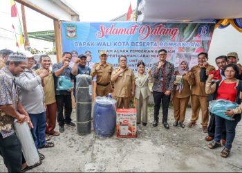 Wali Kota Wesly Silalahi, SH, MKn Memberikan Bantuan Bibit Cabai Merah & Sarana Produksi di Kelurahan Sumber Jaya Kecamatan Siantar Martoba.
