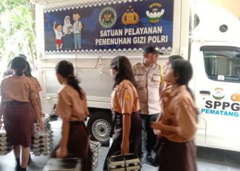 Bhabinkamtibmas Polsek Siantar Timur Monitoring Distribusi MBG di UPTD SMP Negeri 1.