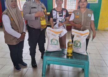 Bhabinkamtibmas Polsek Siantar Marihat Monitoring Penyaluran Bantuan CPP di Kantor Lurah Simarimbun.