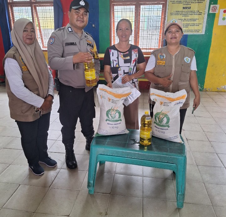 Bhabinkamtibmas Polsek Siantar Marihat Monitoring Penyaluran Bantuan CPP di Kantor Lurah Simarimbun.