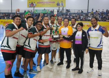 Wali Kota Pematangsiantar Wesly Silalahi, SH, MKn Resmi Menutup Open Turnamen Bola Voli KONI Pematangsiantar Cup 2025 Piala Wali Kota Pematangsiantar.