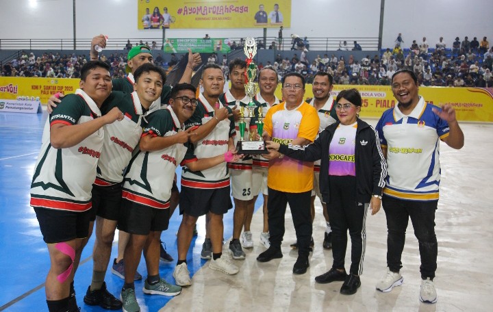 Wali Kota Pematangsiantar Wesly Silalahi, SH, MKn Resmi Menutup Open Turnamen Bola Voli KONI Pematangsiantar Cup 2025 Piala Wali Kota Pematangsiantar.