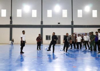 Wali Kota Pematangsiantar Wesly Silalahi, SH, MKn Diwakili Plt Asisten Pemerintahan dan Kesejahteraan Rakyat (Kesra) Lahiri Amri Ghoniyu Hasibuan, SSTP, MAP Melakukan Kick Off Tanda Dibukanya Kejuaraan Futsal Antar Mahasiswa.