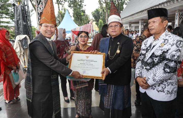 Walikota Pematangsiantar Wesly Silalahi, SH, MKn Memberikan Piagam Penghargaan Kepada Salah Satu Guru.