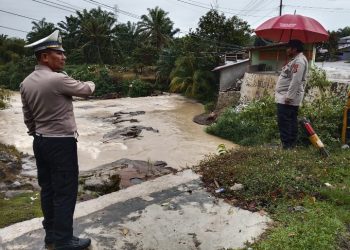 Antisipasi Luapan Sungai, Kapolsek Tanah Jawa Patroli Pantau Arus di Musim Hujan.