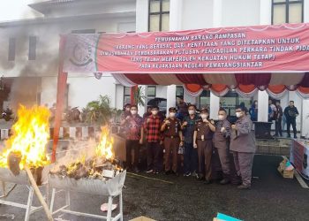 Polres Pematangsiantar Hadiri Pemusnahan Barang Bukti Sudah Inkracht di Kantor Kejari Pematangsiantar.