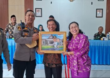 Temu Pisah Penuh Haru, Kapolsek Tanah Jawa Kompol Asmon Bufitra Lepas Camat Purnabakti Maryaman Samosir.