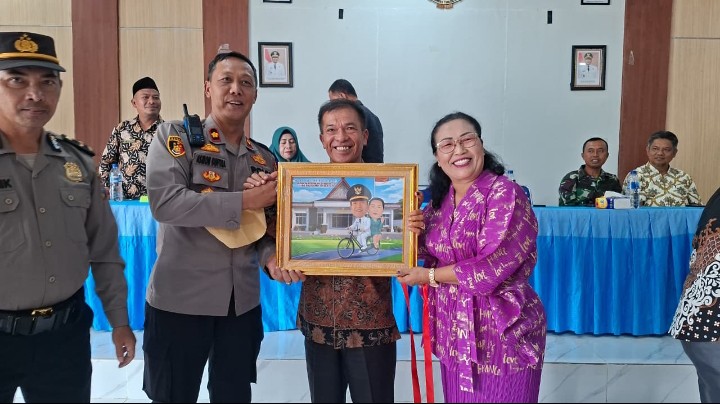 Temu Pisah Penuh Haru, Kapolsek Tanah Jawa Kompol Asmon Bufitra Lepas Camat Purnabakti Maryaman Samosir.