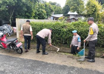 Kapolsek Siantar Selatan Bersama Personil Gotong Royong di Jalan Marimbun.