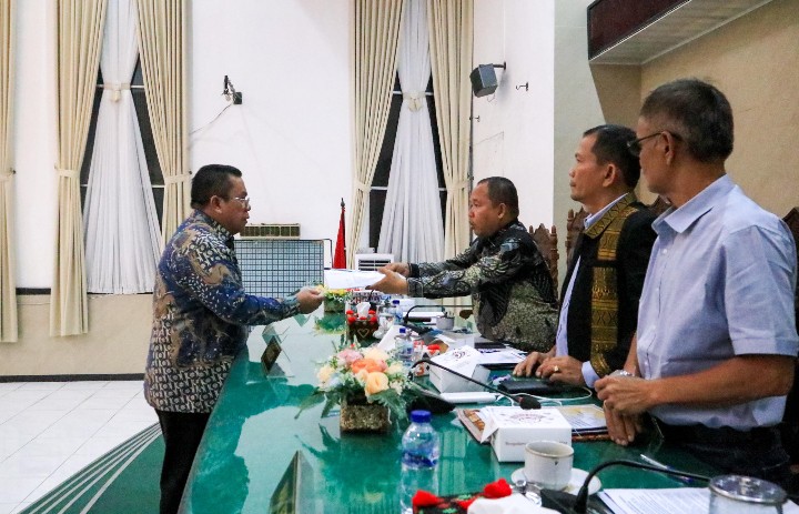 Wali Kota Pematangsiantar Wesly Silalahi, SH, MKn Sampaikan Pendapat Akhir Atas Persetujuan DPRD Terhadap Penetapan Ranperda Tentang APBD Kota Pematangsiantar Tahun Anggaran (TA) 2026 Menjadi Perda tentang APBD TA 2026 Sekaligus Sampaikan Pidato Penutupan Rapat Paripurna XIV Tahun Dinas 2025 DPRD Kota Pematangsiantar.