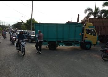 Cegah Antrean Kacau di SPBU, Kapolsek Tanah Jawa Pimpin Langsung Pengaturan Lalin Pagi.