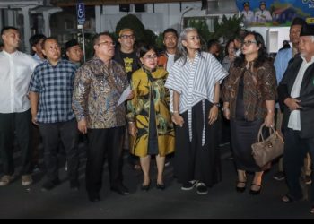 Kapolres Pematangsiantar Hadiri Penyalaan Pohon Terang Di Jalan Gereja.