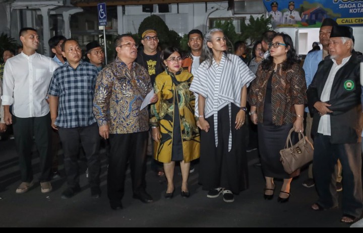 Kapolres Pematangsiantar Hadiri Penyalaan Pohon Terang Di Jalan Gereja.