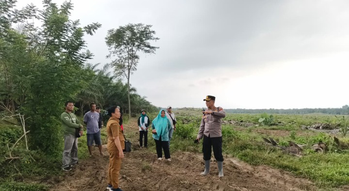 Dari Balik Seragam ke Ladang : Kapolsek Tanah Jawa Dukung Ketahanan Pangan Dengan Menanam Jagung.