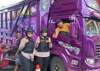 Srikandi Polwan Polres Pematangsiantar Patroli Dialogis & Bagikan Minuman kepada Pengendara Antri BBM di SPBU.