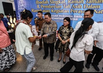 Wali Kota Pematangsiantar Wesly Silalahi, SH, MKn Serahkan Tali Asih Kepada Jemaat Gereja di Dalam  Perayaan Natal Keluarga Besar Perumda Air Minum Tirta Uli Kota Pematangsiantar.