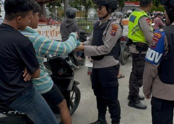 Antri BBM, Srikandi Polwan Polres Pematangsiantar Berikan Permen & Air Mineral.