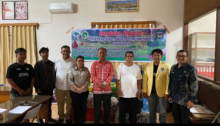 Panitia Natal Perdana Umat Katolik Bersama Pemuda Katolik Kota Pematangsiantar Foto Bersama Seusai Meyerahkan Bantuan Tali Asih Kepada Korban Bencana Alam Yang Ada di Sumut.