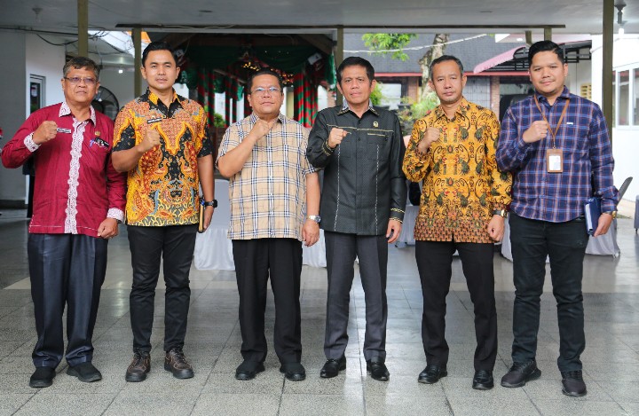 Wali Kota Pematangsiantar Wesly Silalahi, SH, MKn Menerima Kunjungan Ombudsman RI di rumah dinas Walikota.