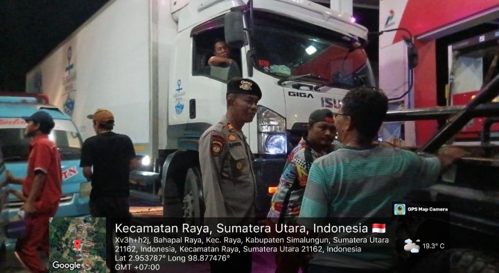 Samapta Polres Simalungun Gerak Cepat Redam Antrean BBM Mengular di SPBU Raya, Bukti Nyata Polisi Hadir Untuk Masyarakat.