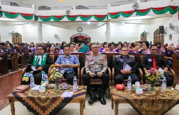 Wali Kota Pematangsiantar Wesly Silalahi, SH, MKn Diwakili Sekda Junaedi Antonius Sitanggang, SSTP, MSi, di Acara Perayaan Natal Keluarga Besar RSUD dr Djasamen Saragih.