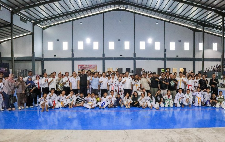 Wali Kota Pematangsiantar Wesly Silalahi, SH, MKn Diwakili Kepala Dinas Pariwisata Hamzah Fanshuri Damanik, SSTP, MSi, Hadiri Pembukaan Kejuaraan Taekwondo Antar Pelajar Kota Pematangsiantar Tahun 2025.